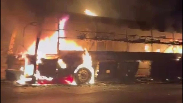 Xe giường nằm bất ngỡ bốc cháy dữ dội trên đường Hồ Chí Minh Xe giuong nam bat ngo boc chay du doi tren duong Ho Chi Minh