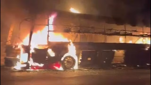 Xe giuong nam bat ngo boc chay du doi tren duong Ho Chi Minh