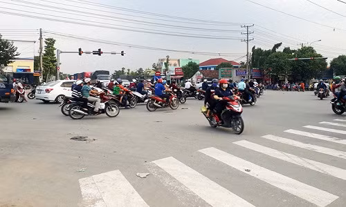 Tai xe oto tum ao, dam lien tiep vao mat thieu uy CSGT