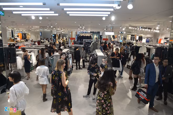 Bên trong cửa hàng đầu tiên của H&M tại Hà Nội. Ảnh: Quỳnh Trang.