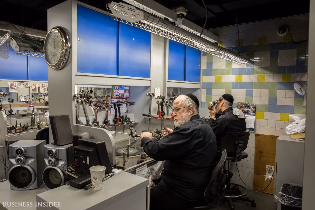 Sau khi định hình mặt cắt, các viên kim cương được đưa vào máy cắt để tạo ra vết cắt chính xác tuyệt đối.