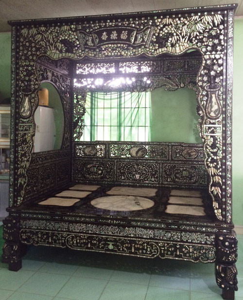 Anh Nguyễn Đình Tuấn (huyện Lai Vung, Đồng Tháp) mua được một chiếc giường cổ ở Tây Ninh với giá hàng tỷ đồng. Ảnh: Vietnamnet.