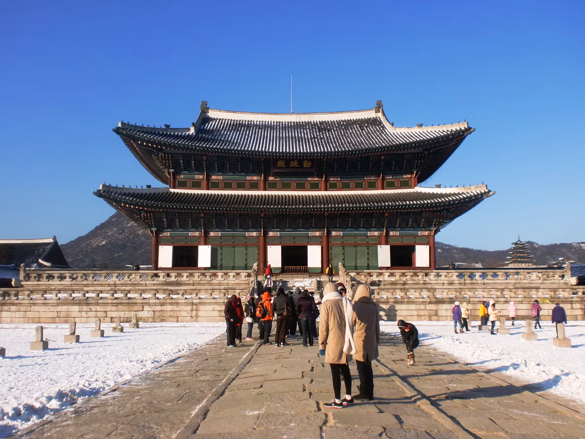Mái nhà cung điện Gyeongbokgung cấu tạo theo kiểu “chồng diêm” gồm hai tầng mái nối chồng lên nhau. Ảnh: Malaag.
