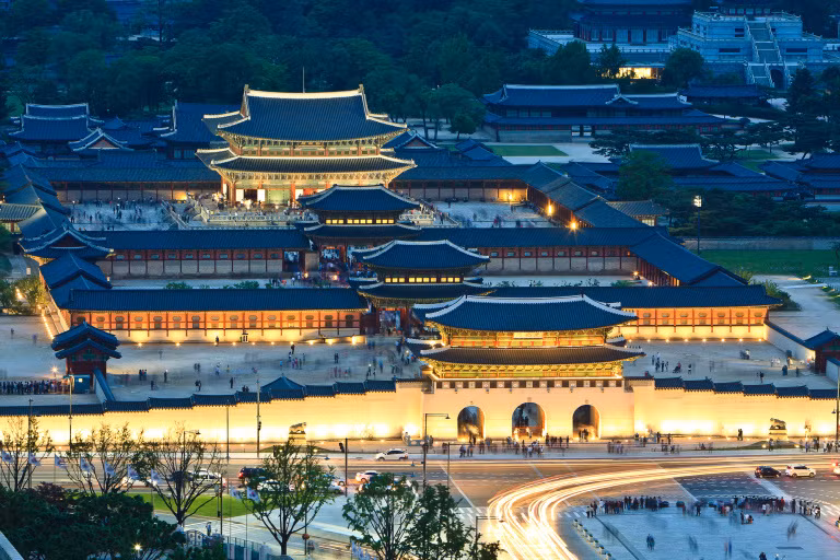 Toàn bộ cung điện rộng 410.000m2. Vào thời kỳ hưng thịnh nhất, cung điện Gyeongbokgung có 330 dinh thự và 5.792 phòng. Ảnh: Monipag.