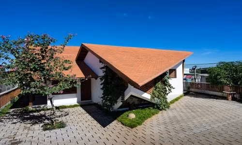 Phần mái nhà được cách điệu từ kiểu mái ngói truyền thống, có xử lý chiều cao khác nhau tạo nên những đường gấp nghệ thuật phía bên ngoài.