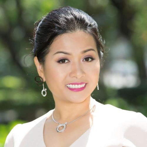 Năm 2017 là năm “ra mắt” ngoạn mục của Trần Uyên Phương - Phó tổng giám đốc Tân Hiệp Phát trong giới doanh nhân. Cô ra mắt cuốn sách “Chuyện nhà Dr Thanh” và ngay lập tức bán được hàng vạn bản. Ảnh: Tintucvietnam.