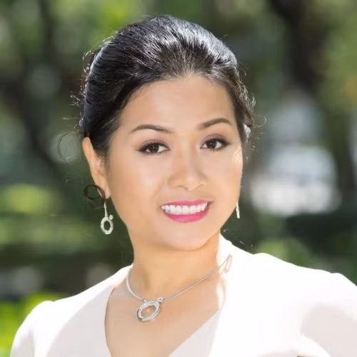 Năm 2017 là năm “ra mắt” ngoạn mục của Trần Uyên Phương - Phó tổng giám đốc Tân Hiệp Phát trong giới doanh nhân. Cô ra mắt cuốn sách “Chuyện nhà Dr Thanh” và ngay lập tức bán được hàng vạn bản. Ảnh: Tintucvietnam.