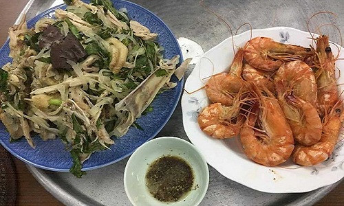 Hiện chưa có chứng cứ khoa học khẳng định thực phẩm kỵ nhau gây độc, thậm chí chết người. Thịt gà trộn rau răm lại càng không! Ảnh: NGÔ BÌNH