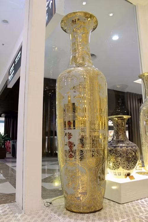 Vật phẩm trang trí nhà cũng là mặt hàng phổ biến trong danh mục hàng tiêu dùng Tết. Chiếc bình lớn 800 triệu đồng này là ví dụ điển hình. Ảnh: Vietnamnet.