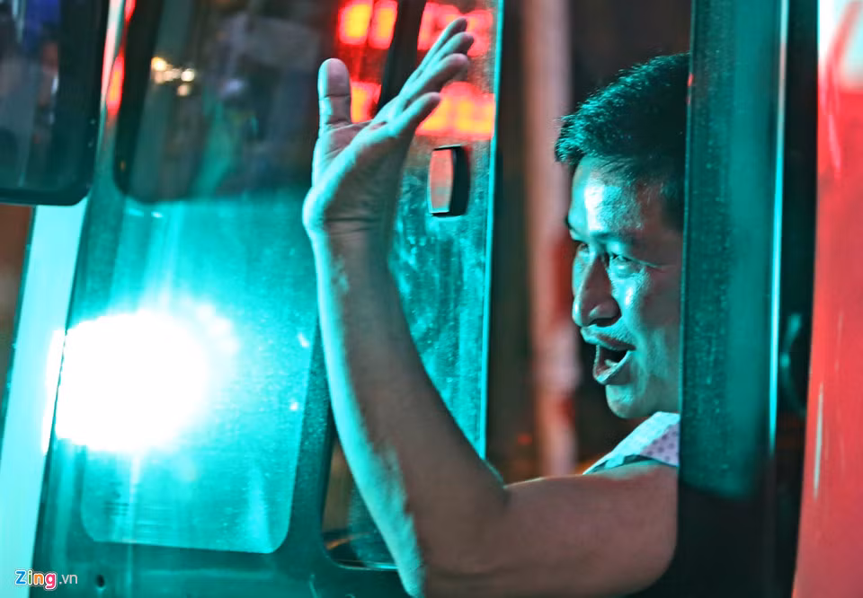 Tài xế cũng vui mừng, vẫy tay chào người dân.