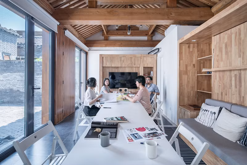 Phòng khách rộng có thể biến thành khu vực làm việc khi cần thiết.