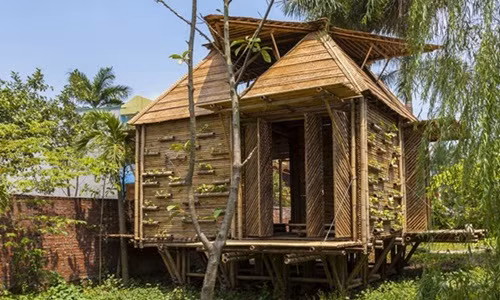 Nằm giữa một quận trung tâm của thủ đô Hà Nội, ngôi nhà tre được thiết kế là một công trình đa năng, vừa nhà ở, nơi làm việc, hội họp. Ảnh: Archdaily.