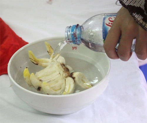 Thay nước đều đặn mỗi ngày một lần. Lượng nước phải đủ để củ hoa thủy tiên nổi. Ảnh: Tinybook.