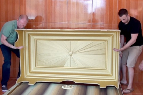 Chiếc giường được sản xuất thủ công với sự góp mặt của 700 nghệ nhân tay nghề cao. Để lắp ráp chiếc giường, các chuyên gia Anh phải mất ít nhất 6 giờ đồng hồ. Ảnh: Zing.