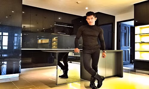 Căn hộ của ca - nhạc sĩ Lương Bằng Quang nằm ở tầng cao nhất của một chung cư toạ lạc tại quận 8, TP HCM. Anh cho biết, do hướng nhà nằm ở khu vực đồng cỏ xanh nên đón được hơi gió lạnh, thoang thoảng mùi hoa lá thiên nhiên trong lành.