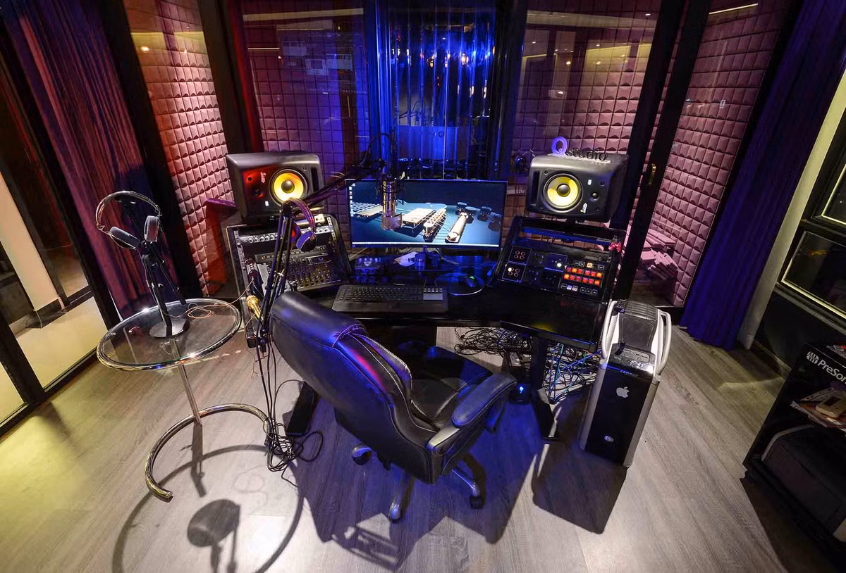 Việc xây phòng thu tại gia giúp Lương Bằng Quang tiết kiệm được nhiều thời gian đi lại và đáp ứng được công việc cho khách hàng một cách nhanh nhất. Tuy nhiên, nhạc sĩ 35 tuổi thừa nhận việc đầu tư gặp không ít tốn kém. “Điểm lợi là tôi có thể tự do thiết kế phòng thu theo sở thích, cá tính. Song phần chi phí thì khá tốn vì phải đầu tư nhiều máy móc chuyên dụng. Nếu tôi chọn phòng thu bên ngoài hay công ty thì có thể tiết kiệm rất nhiều. Vì vậy, việc gì cũng có hai mặt tích cực và hạn chế”.