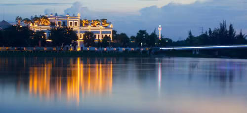 Nằm chếch phía tây khu hồ Bán Nguyệt (quận 7), ngay chân cầu Ánh Sao, lâu đài Cham Charm của đại gia Hoàng Khải nổi bật với lối kiến trúc mô phỏng ngôi đền Ankor Wat uy nghi, lộng lẫy. Ảnh: Zing.