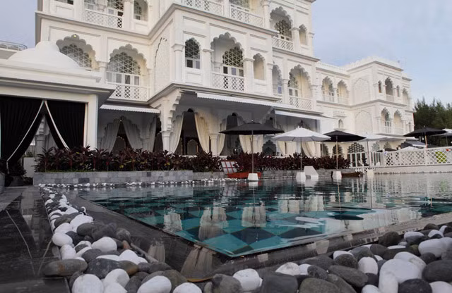 Bên ngoài lâu đài là hồ bơi sang trọng. Ảnh: Khám phá.