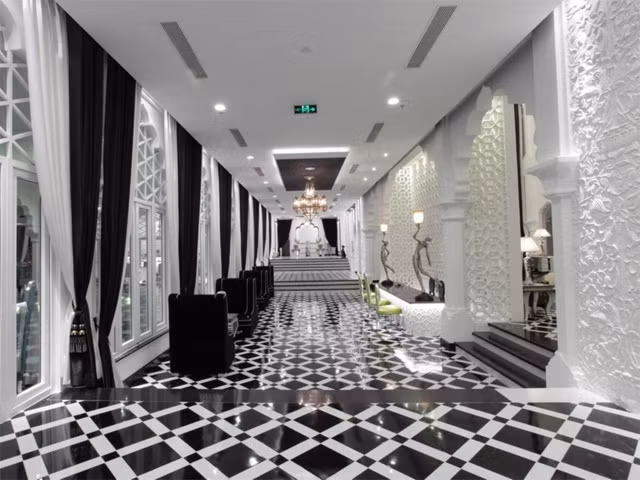 Nằm trên bờ hồ bán nguyệt của khu đô thị Phú Mỹ Hưng, lâu đài TajmaSago trị giá 15 triệu USD của đại gia Khải Silk có hai gam màu chủ đạo là trắng và đen vô cùng đẳng cấp. Ảnh: Khám phá.