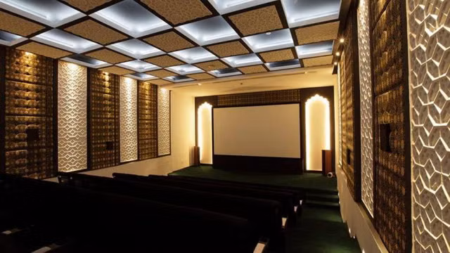 Phòng chiếu phim rộng rãi, phục vụ nhiều người một lúc. Ảnh: Khám phá.