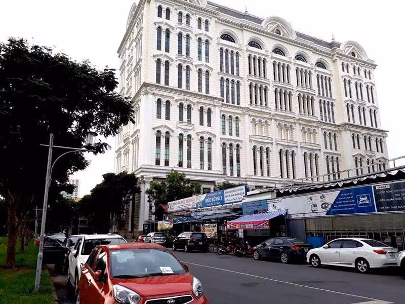 Doanh nhân Hoàng Khải còn sở hữu một trung tâm thương mại cao cấp có tên Saigon Paragon tại góc ngã 4 Nguyễn Lương Bằng – Hoàng Văn Thái, quận 7, TP HCM trị giá 35 triệu USD. Ảnh: Vietnamnet.