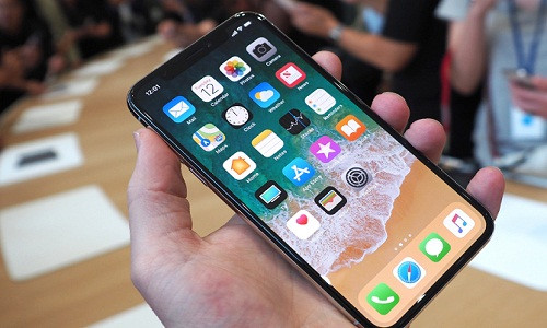 Với những người hâm mộ Apple thì iPhone X chắc chắn là smartphone đáng mua nhất mùa Giáng sinh 2017. Ảnh: SlashGear.