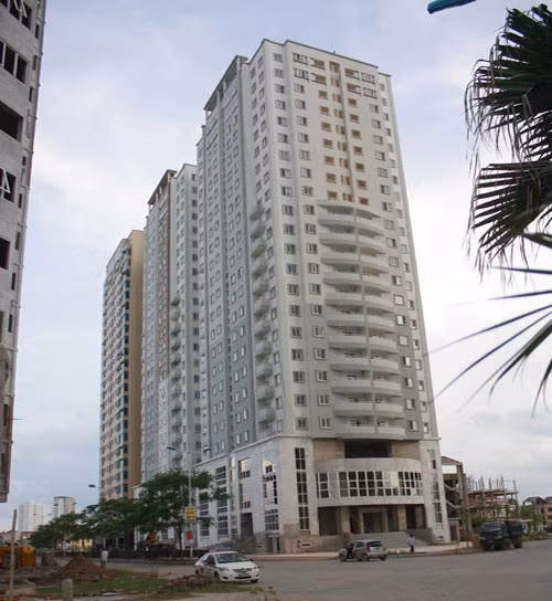 CT5 cao 23 tầng, gồm 3 toà A, B, C, từ tầng 1 đến tầng 3 bố trí khu văn phòng và siêu thị. Dự án khởi công xây dựng vào năm 2007 nhưng đến năm 2012, chủ đầu tư vẫn chưa bàn giao nhà cho khách hàng. Ảnh: Gia đình &amp; xã hội.