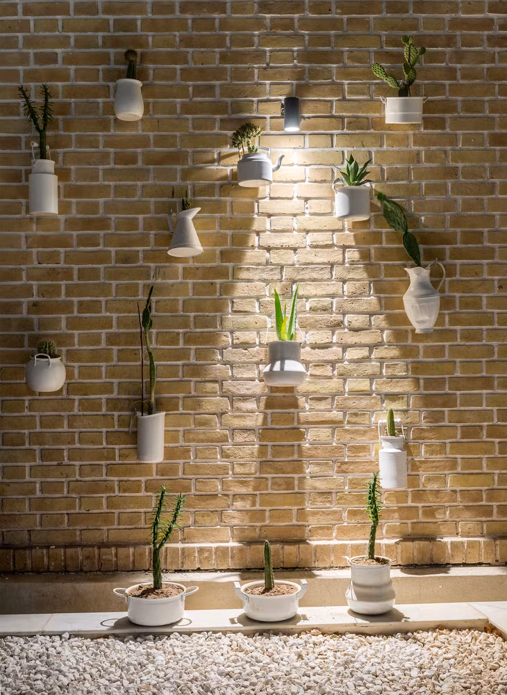 Những giỏ hoa góp phần cho phòng khách thêm sinh động.