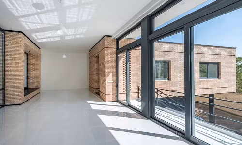 Nhờ đó, căn phòng lung linh trong ánh nắng mỗi sớm bình minh.