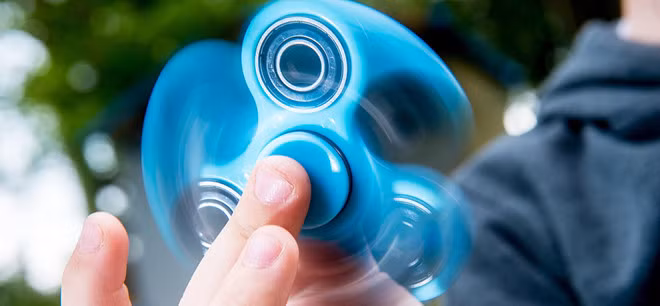 Năm 2017, đồ chơi quay bằng tay, có kích thước nhỏ Fidget Spinner đã tạo nên một cơn sốt trong giới trẻ. Ảnh: DenkyuuMedia.