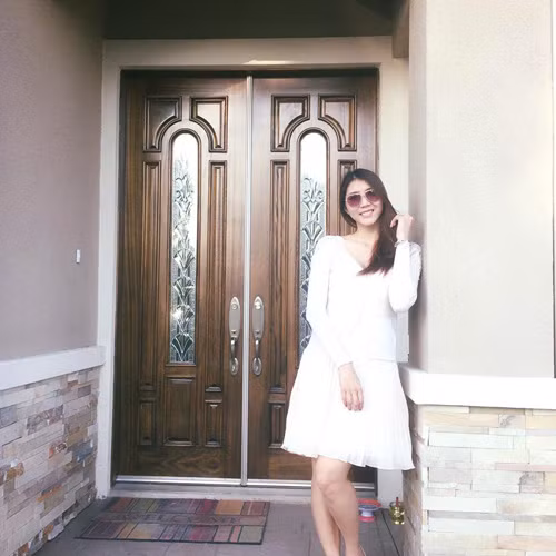 Cửa nhà thiết kế cầu kỳ đến từng chi tiết. Ảnh: Khám phá.