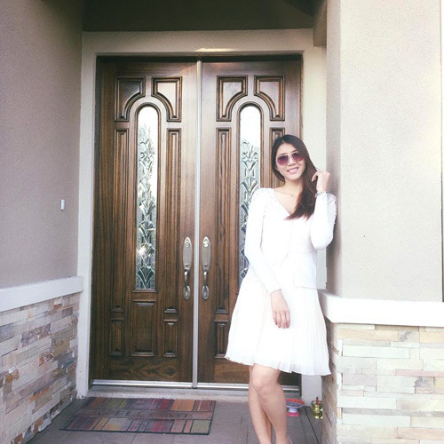 Cửa nhà thiết kế cầu kỳ đến từng chi tiết. Ảnh: Khám phá.