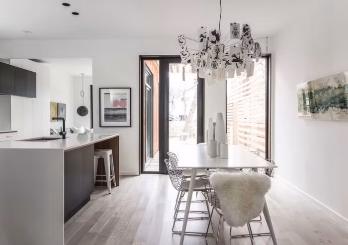 Phòng bếp nhỏ đẹp tinh tế với gam màu trắng.