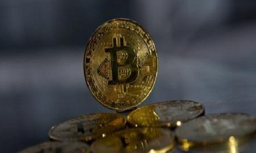 Đồng tiền ảo Bitcoin mạ vàng tại London, Anh ngày 20/11. Ảnh: AFP/TTXVN