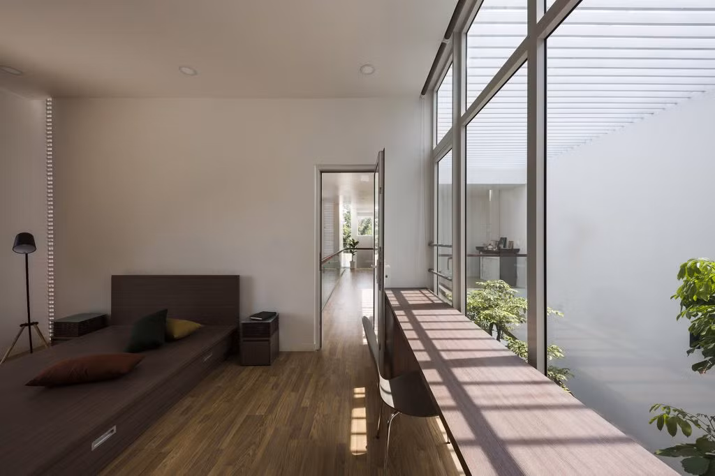 Phòng ngủ ở tầng 2 sử dụng cửa kính lớn để đón ánh sáng tự nhiên từ giếng trời. Nguồn ảnh: Hiroyuki Oki.