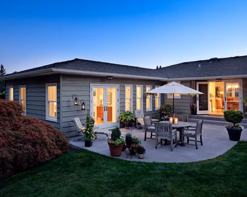 Tận dụng tối đa khu đất, căn biệt thự có được khoảng sân nhỏ xinh xắn và ấm áp. Ảnh: Houzz.