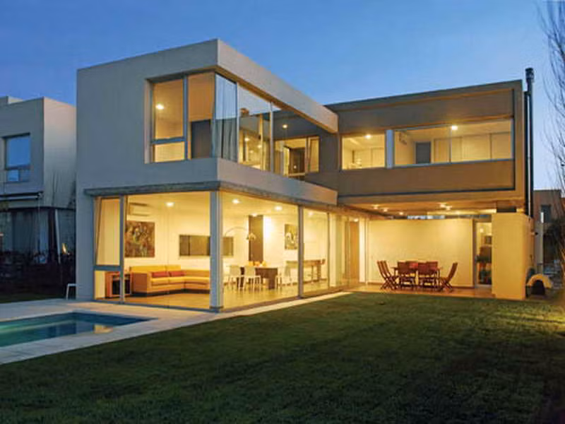 Để lấy ánh sáng tối đa từ bên ngoài, chủ nhân của ngôi biệt thự 2 tầng sử dụng toàn bộ cửa kính lớn. Ảnh: Quecasita.