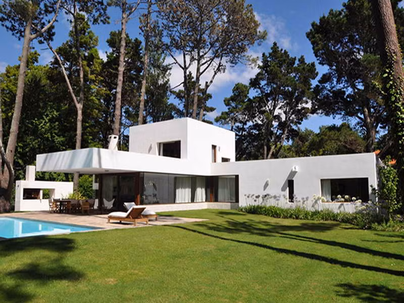 Ngôi biệt thự thiết kế mở với đầy đủ cây xanh, hồ nước, ánh sáng...là không gian lý tưởng của các gia đình giàu có. Ảnh: House Design.