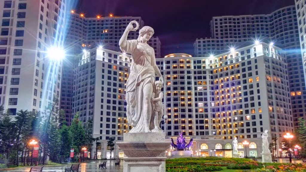 Vinhomes Royal City tại 74 Nguyễn Trãi, Hà Nội được ví như một thành phố châu Âu thu nhỏ. Đây là khu đô thị mới kết hợp trung tâm thương mại, vui chơi giải trí, văn phòng hiện đại bấc nhất Việt Nam hiện nay. Ảnh: Royalcity.