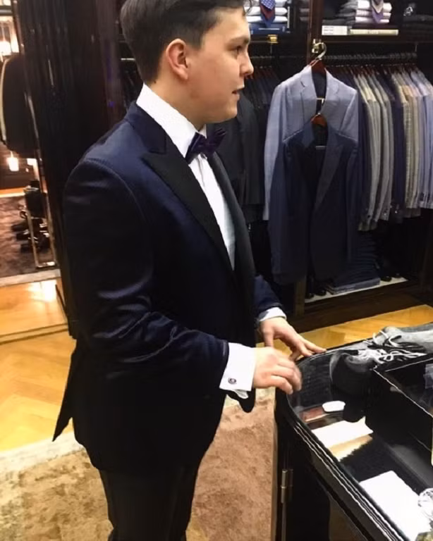 Mua sắm quần áo trị giá hàng nghìn USD cũng là cách chơi của nhiều cậu ấm trong mùa Giáng sinh.