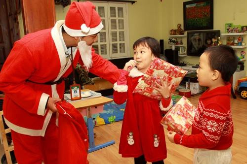 Vài năm gần đây, khách hàng có xu hướng thuê quần áo ông già Noel, bà già Noel. Giá thuê từ 30.000 đến 150.000 đồng tùy trang phục. Ảnh: Facebook.