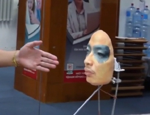 Đôi mắt mặt nạ được in bằng ảnh chụp hồng ngoại — công nghệ mà chính Face ID dùng để ghi hình ảnh khuôn mặt. Ảnh: Bkav.