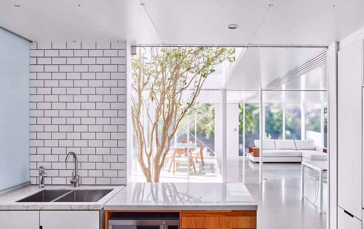 Phòng bếp sang trọng, sáng lấp lánh.