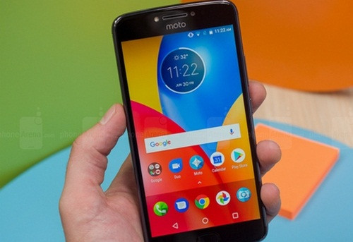 Motorola Moto E4 Plus (4,49 triệu đồng). Motorola Moto E4 Plus là phiên bản phóng to của chiếc Motorola Moto E4. Máy được trang bị màn hình kích thước 5.5-inch, độ phân giải HD. E4 Plus có 3GB RAM cùng con chip Mediatek MT6737 4 nhân, 1.3 GHz, bộ nhớ trong 32 GB cùng khe cắm thẻ nhớ mở rộng với dung lượng tối đa lên tới 128 GB. Camera chính của smartphone có độ phân giải 13 MP. Moto E4 Plus cũng được hỗ trợ nhiều tính năng chụp ảnh thông minh như chụp ảnh HDR, chụp ảnh bằng âm thanh hay chế độ làm đẹp với camera trước. Pin dung lượng 5000 mAh kết hợp với công nghệ sạc nhanh và khả năng tiết kiệm pin được tích hợp sẵn giúp Motorola Moto E4 Plus có thể cho người dùng sử dụng thoải mái trong hơn 2 ngày liên tục.