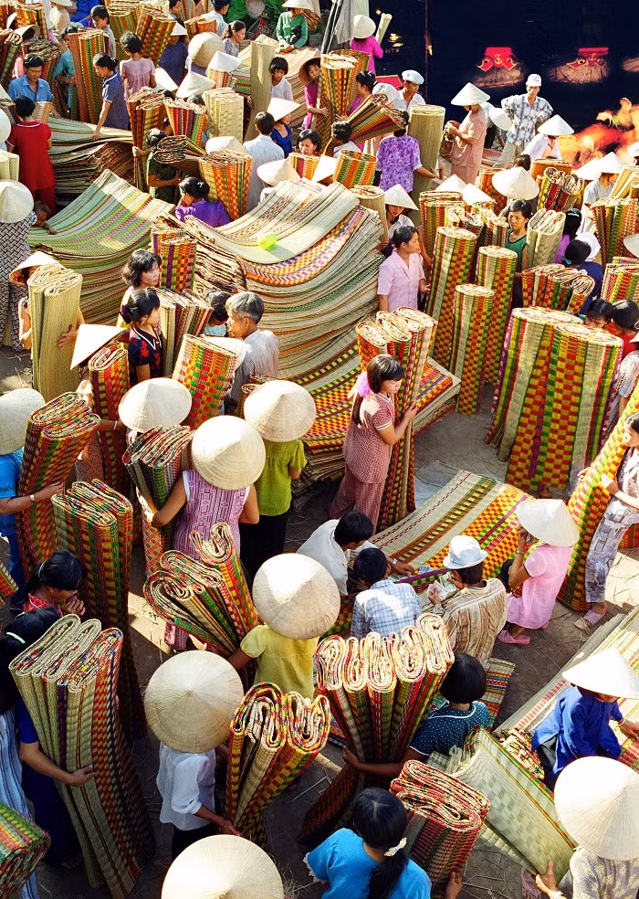 Chợ chiếu Định Yên, Đồng Tháp họp khoảng 2 tiếng trong đêm, nhưng giờ họp không cố đinh. Đêm sau thường sớm hơn đêm trước một giờ và cứ thế xoay vòng. Chợ bán chiếu cói và vật dụng làm chiếu, người bán ôm hàng đi chào, người mua chỉ ngồi một chỗ chờ và ngã giá. Ảnh: Daily Travel Vietnam.