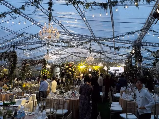 Không gian tiệc cưới xa hoa khiến nhiều người choáng ngợp. Ảnh: Vietnamnet.