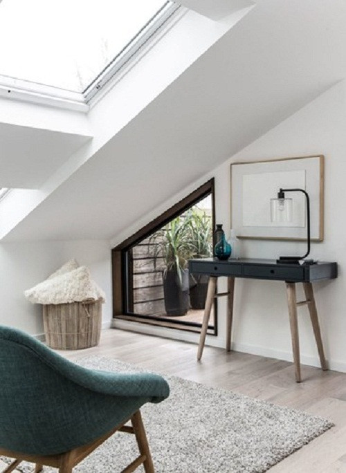 Góc thư giãn có cửa sổ nhìn ra khoảng thiên nhiên xanh mát.