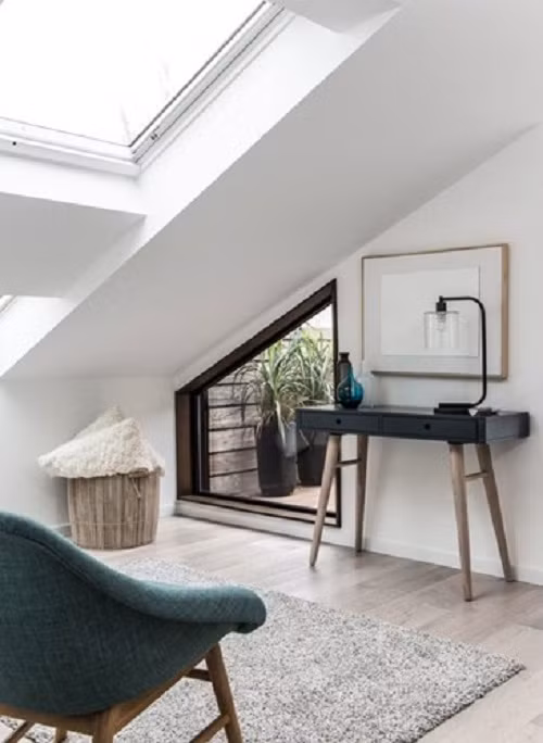 Góc thư giãn có cửa sổ nhìn ra khoảng thiên nhiên xanh mát.