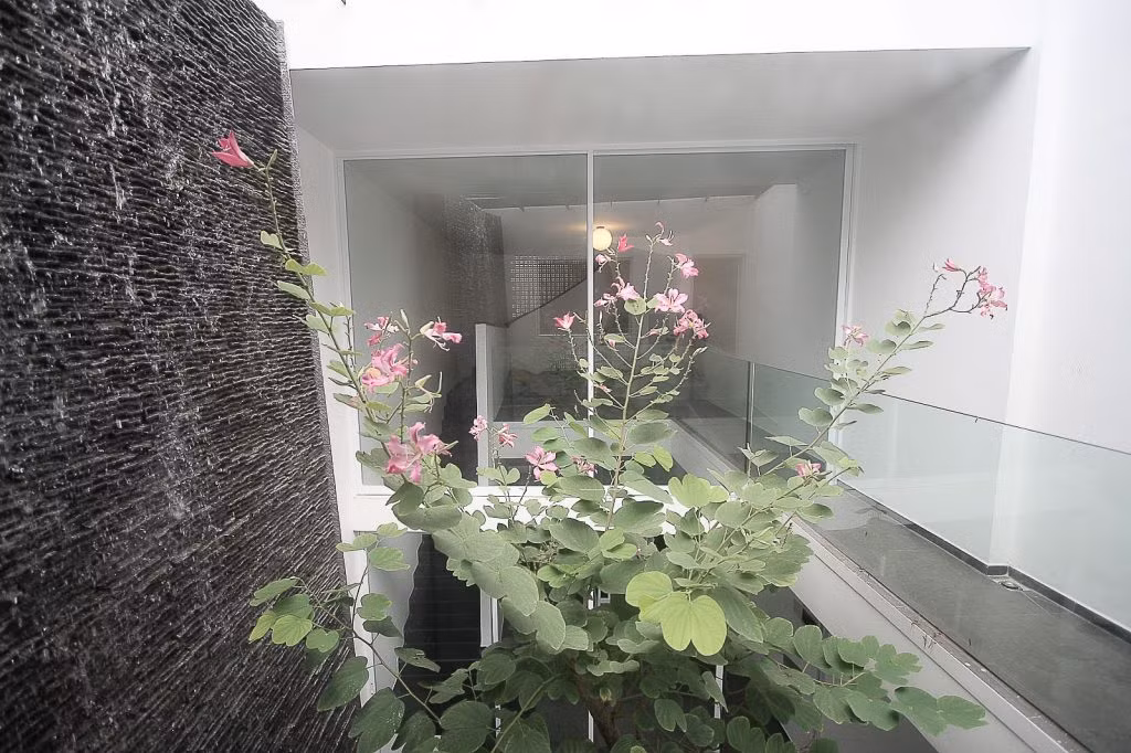 Lan can kính hiện đại.