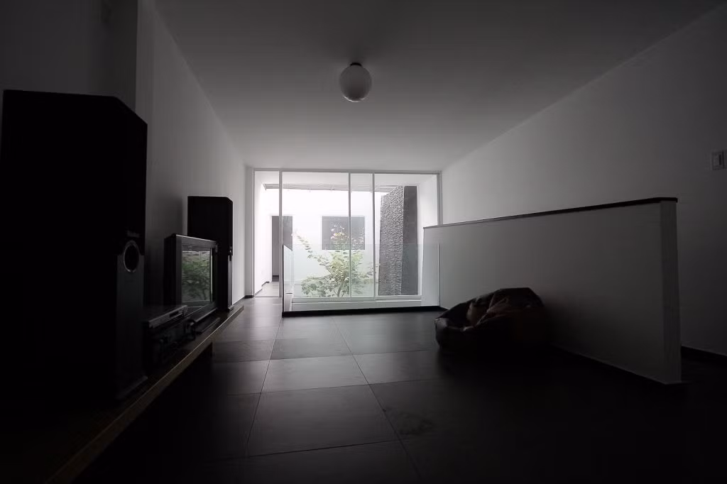 Phòng khách rộng rãi nhìn ra sân trong.